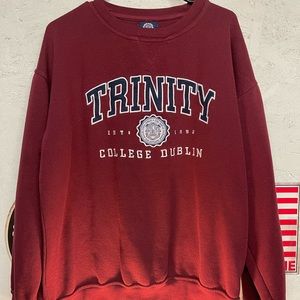 TRINITY College Dublin. Crewneck college sweater.